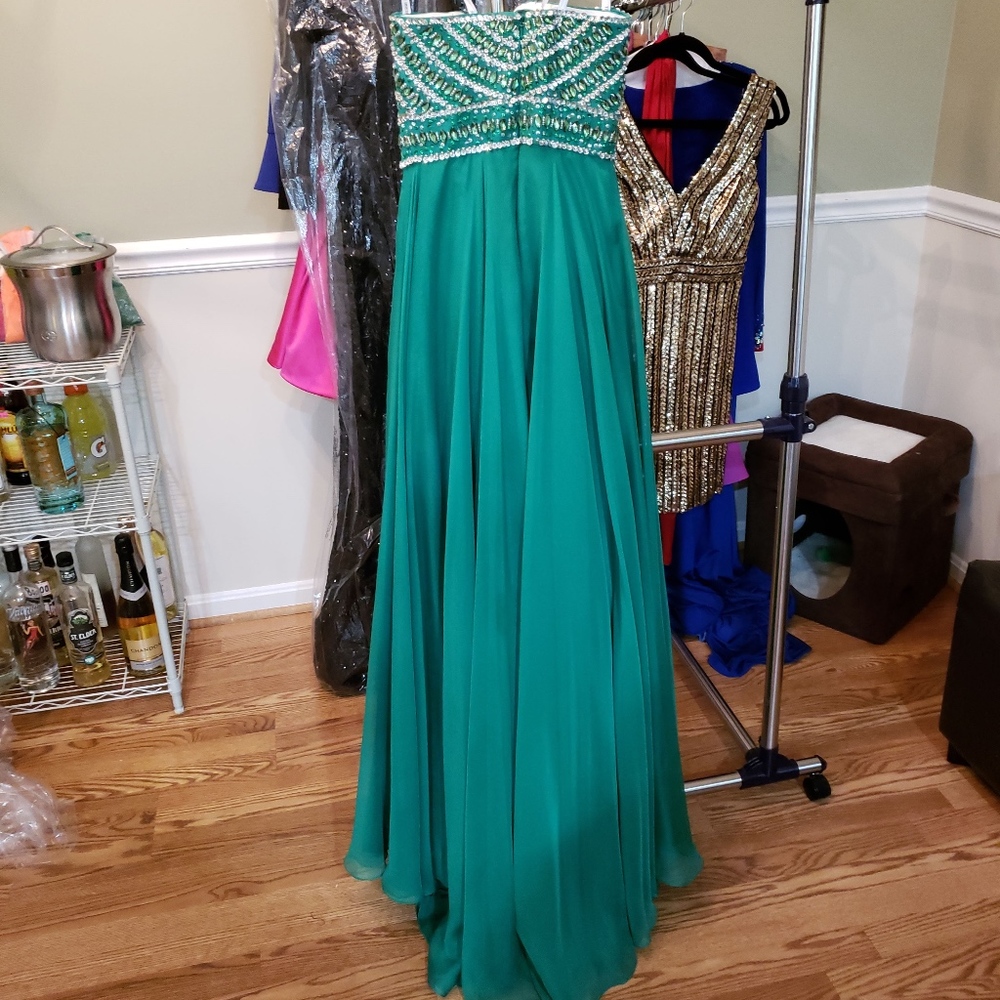 Sherri Hill 1539 Emerald Green Dress - Picture 5 of 8